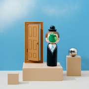  René MAGRITTE – Poupée Kokeshi Lucie Kaas